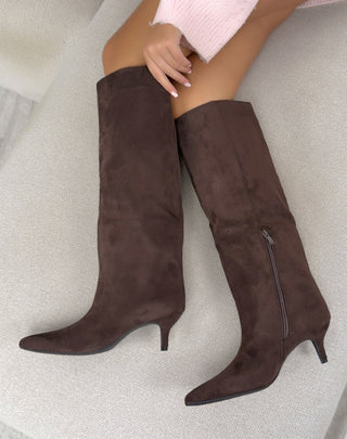 Bottes hautes marron femme effet daim à bout pointu et petit talon fin