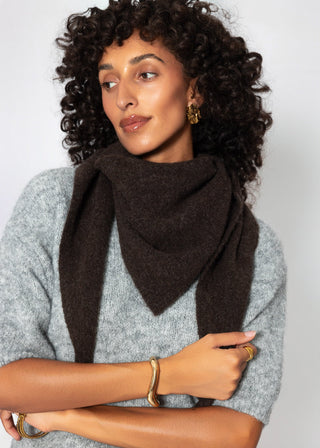 Écharpe triangle en maille — marron foncé