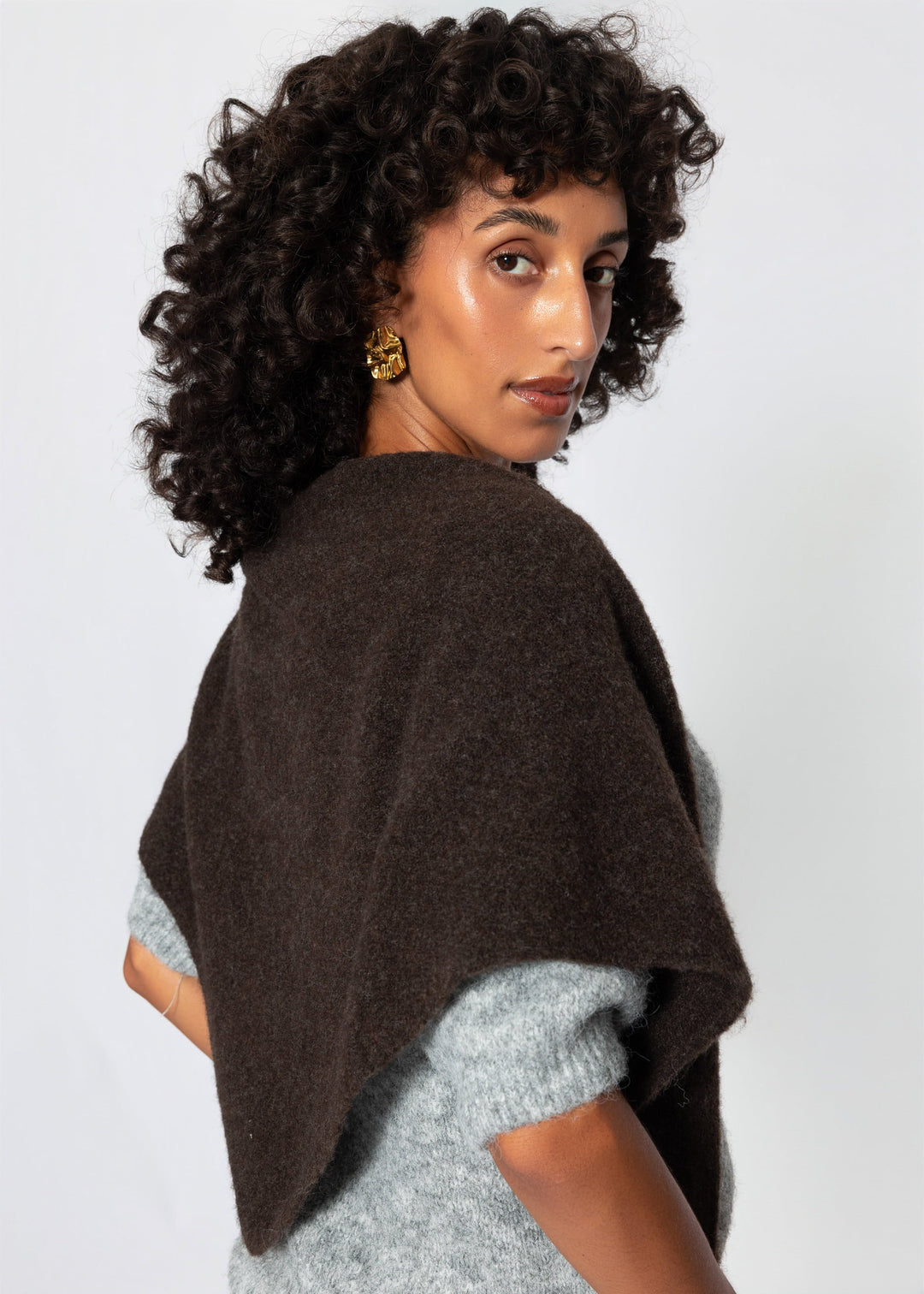 Écharpe triangle en maille — marron foncé
